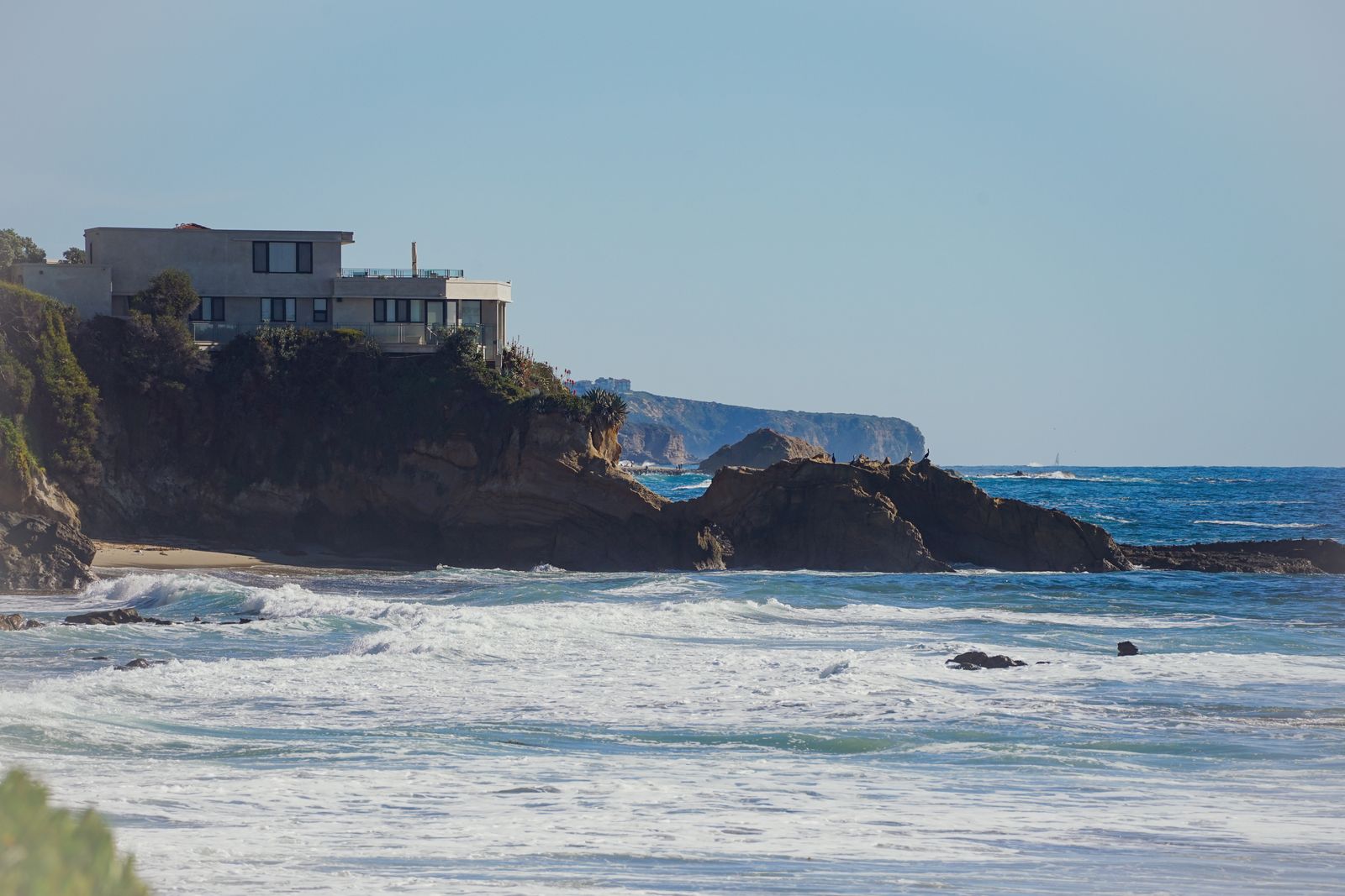 Private clifftop residence above the Pacific, illustrating the calibre of corporate accommodation sourced for the U.S. Open 2027
