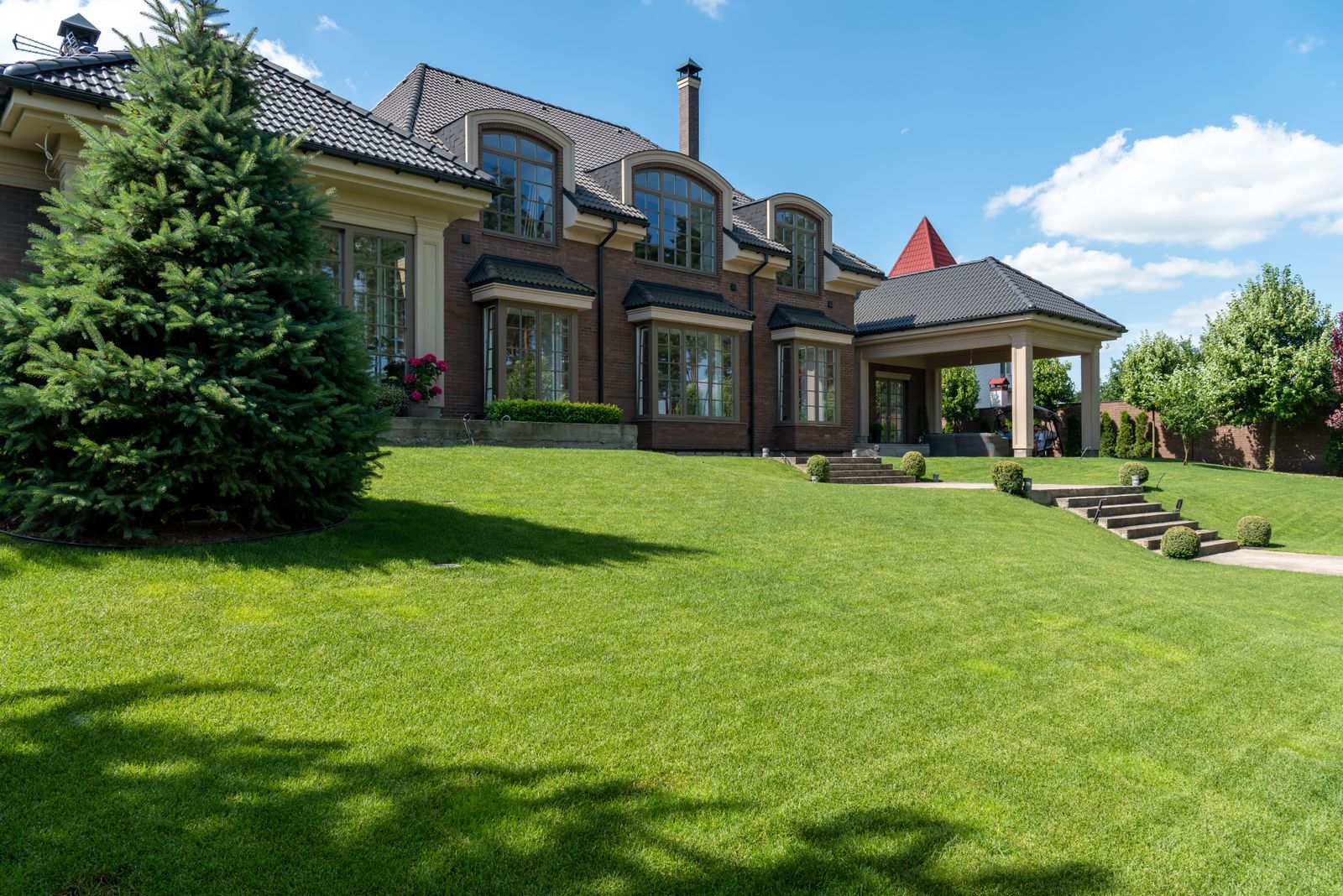 Substantial private residence with manicured grounds of the calibre suited to a large corporate delegation